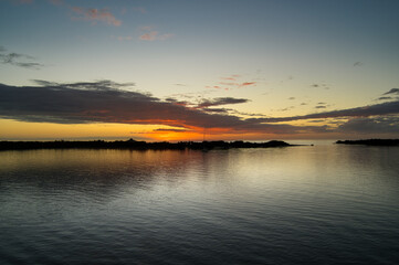 Fototapeta na wymiar Traumhafter Sonnenuntergang und im Hintergrund das Meer, perfekter Urlaubstag und pure Romantik