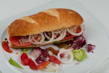 Panino farcito con insalata di pomodoro e tonno III