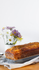 Budín de calabaza con fondo blanco y flores