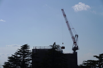 マンション建築現場で活躍するタワークレーン