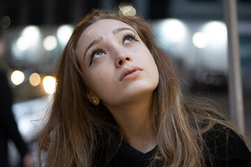 Obraz premium Evening photoshoot with a model in the city center.