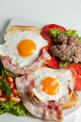 Colazione Americana con Uova, Salsiccia e Bacon