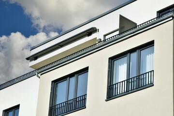 Fenstertür mit Französischem Balkon, Sturzsicherungsgeländer, an einem modernen Wohnhaus