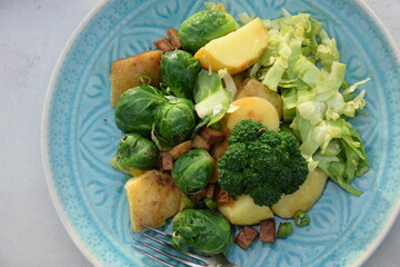 Karoffelsalat mit Rosenkohl, Brokkoli, Weißkohl und Tofu