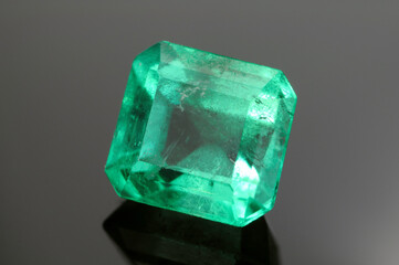 Natural colombian green emerald square faceted precious gemstone. Oiled, this is a kind of...