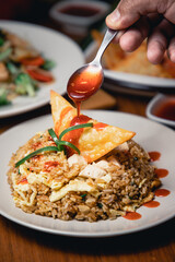 arroz chaufa con pollo y wantan