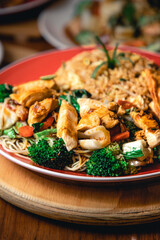 pollito saltado con chaufa y wantan