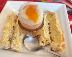 oeuf à la coque avec mouillettes au beurre