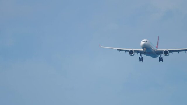 Wide body airliner approaching