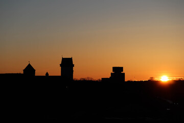 Obraz premium silhouette of a Narva castle and Ivangorod fortress on the sunset