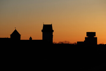 Obraz premium silhouette of a Narva castle and Ivangorod fortress on the sunset