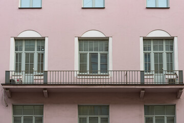 Obraz premium Windows on old city facades, with decorative elements