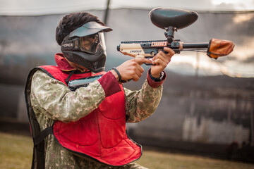 Jugador de paintball sosteniendo arma de aire