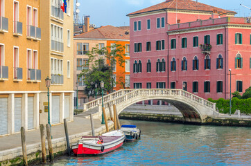 Obraz na płótnie Canvas Lovely view on the bridge and the canal of Venice.