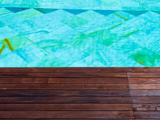 Borde de madera en la piscina 