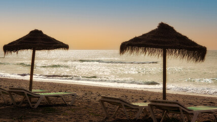 Parasol de playa al atardecer