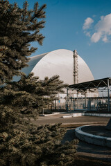 Obraz premium Ukraine fourth nuclear power unit foreshortening through the trees