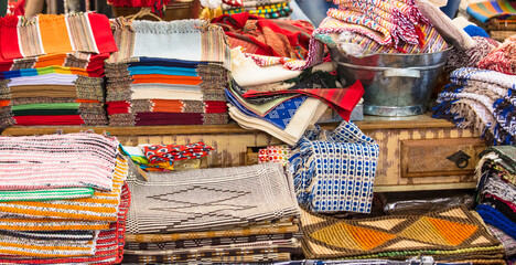 Pilhas com tecidos coloridos para uso dom&eacute;stico