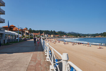 Fototapeta na wymiar View of the extensive Santa Marina beach in the Asturian town of Ribadesella (Ribeseya)
