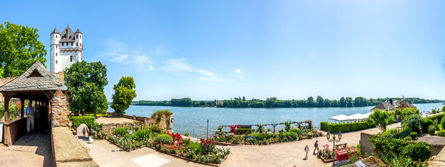 Fototapeta premium Panorama, Burg und Rheinpromenade, Eltville am Rhein, Deutschland 