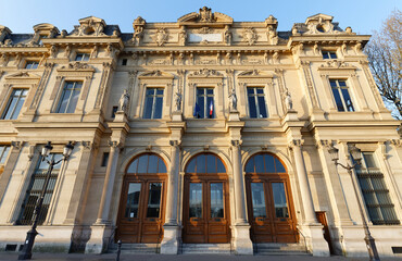 The building of Commercial Court of Paris was built in 1860-1865 .