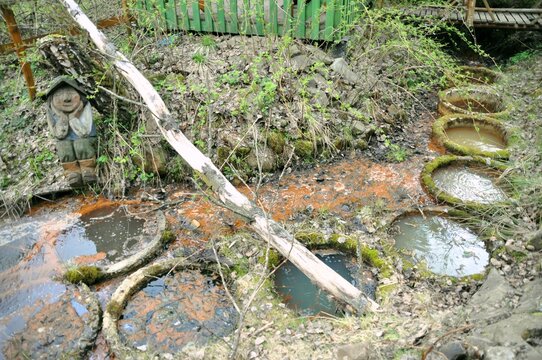 Mofeta w Tyliczu, ekshalacja wulkaniczna, wyziew wulkaniczny, z ktorego wydobywa sie dwutlenek wegla, Tylicka mofeta jest jednym z najwiekszych tego typu obiektow w Europie