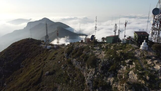 Vistas a&eacute;reas de la entrada de un mar de nubes en el macizo del Mond&uacute;ver. (Valencia - Espa&ntilde;a)