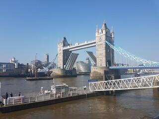 Fototapeta na wymiar tower bridge london open