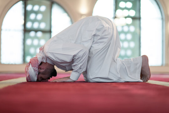 man performing sajdah in namaz