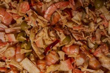 Ceviche de camarón y pescado con surimi guisado con aceitunas y pimientos