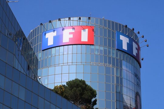 Enseigne / logo de la c&eacute;l&egrave;bre cha&icirc;ne de t&eacute;l&eacute;vision fran&ccedil;aise TF1 au sommet du b&acirc;timent du si&egrave;ge social de l'entreprise, &agrave; Boulogne-Billancourt &ndash; avril 2021 (France)