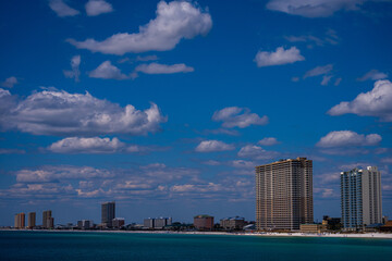 Fototapeta premium Ocean and City