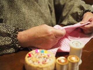 裁縫をするシニア女性