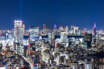 高層ビルが立ち並ぶ都会の夜景