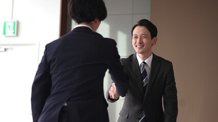 握手をするビジネスマン