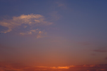 明け方の空。日の出と共にオレンジ色に染まる。