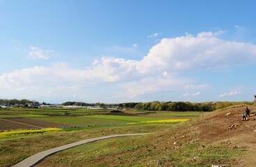 古墳の頂から望む　春空　風景