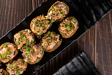 Comida Japonesa - Hot Holl de salmão cru com cream cheese e cebolinha