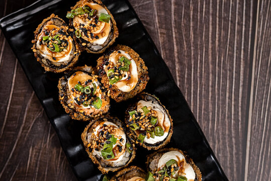 Comida Japonesa - Hot holl com cream cheese e molho tar&ecirc;