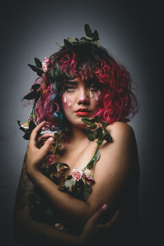 Mujer con lagrimas y flores