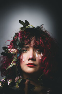 Mujer con lagrimas y flores