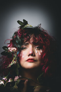 Mujer con lagrimas y flores