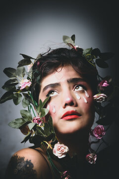 Mujer con lagrimas y flores