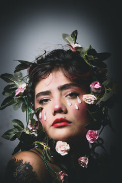 Mujer con lagrimas y flores