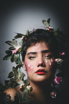 Mujer con lagrimas y flores
