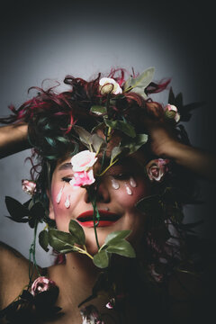 Mujer con lagrimas y flores