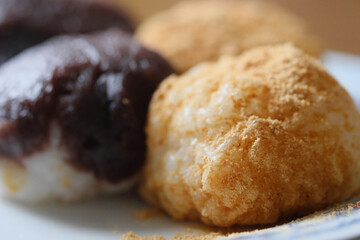 手作りのおはぎときな粉餅