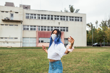 Obraz premium mujer disfrutando el parque en epocas de pandemia