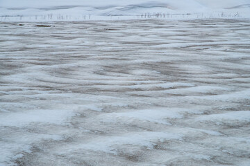 冬の北海道 融雪剤が撒かれた畑の風景
