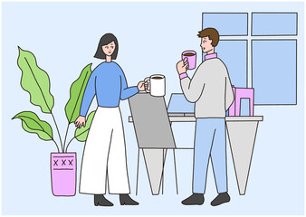 オフィスでコーヒーブレイクしながら談笑している女性と男性